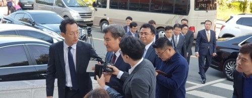 경찰 출두하는 박인규 대구은행장