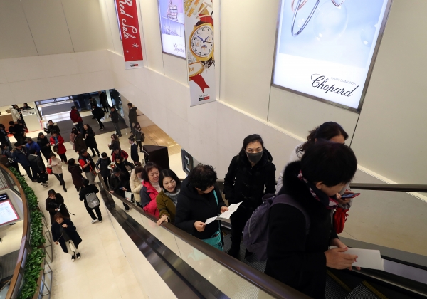 중국 정부의 한국행 단체관광 일부 허용 이후 첫 중국 단체관광객이 5일 오후 환영을 받으며 서울 신라면세점에 입장하고 있다.