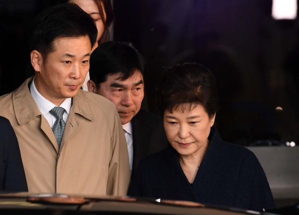 사진은 2017년 3월 22일 박근혜 전 대통령과 유영하 변호사(왼쪽)가 서울 서초동 서울중앙지검에서 조사를 받은 뒤 함께 검찰청사를 나서는 모습