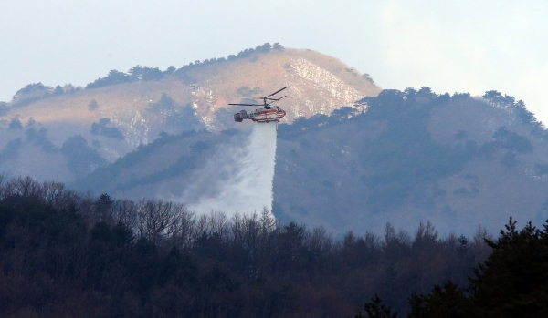 산불진화 하는 산림청 헬기