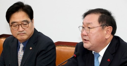 김태년(오른쪽) 더불어민주당 정책위의장과 우원식 더불어민주당 원내대표