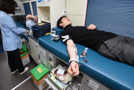 지난 1일 국민연금공단 임직원이 ‘사랑의 헌혈’ 행사에 참여해 헌혈을 하고 있다.