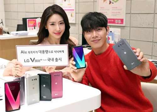 LG전자 홍보모델이 9일 출시하는 ‘LG V30S 씽큐’와 AI 기능을 업그레이드하는 'LG V30'를 소개하고 있다.(LG전자 제공)