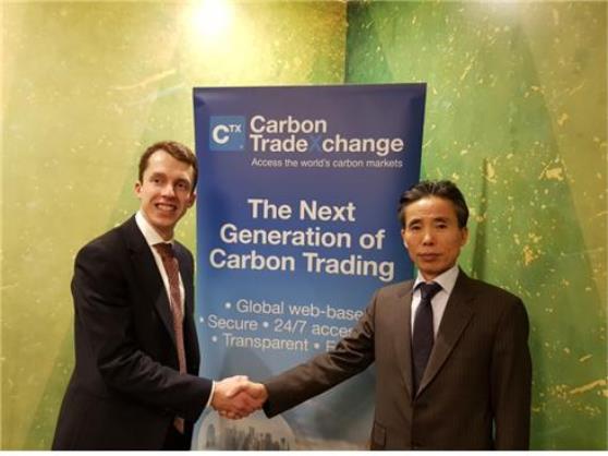 영국‧호주의 탄소배출권 거래소 CTX 조쉬 브라운 이사(왼쪽)와 유재수 씨피이셀 대표 (사진=씨피이셀)