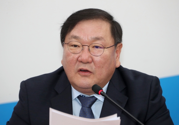 더불어민주당 김태년 정책위의장이 20일 국회에서 열린 원내대책회의에서 발언하고 있다.