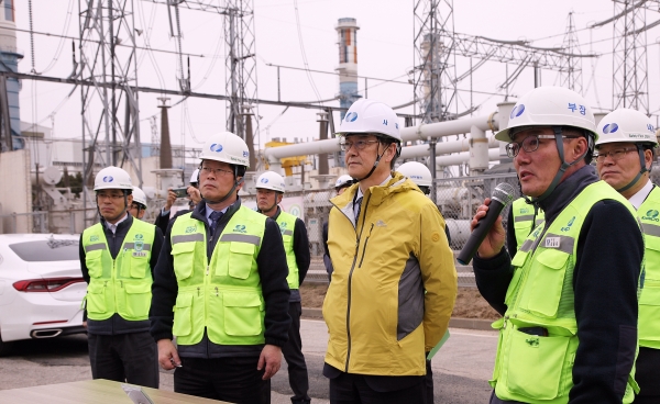 신정식 남부발전 사장(사진 가운데)이 연료전지 설비 건설현장을 방문해 진행 상황을 보고받고 있다.