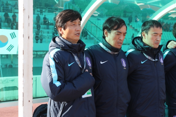 사진은 지난해 11월 8일 파주스타디움에서 열린 2018 아시아축구연맹(AFC) U-19 챔피언십 예선 한국과 말레이시아 경기에서 한국 정정용 감독(왼쪽)이 애국가를 부르는 모습이다.