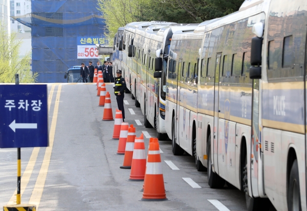 박근혜 전 대통령 1심선고일인 6일 오전 서초구 서울중앙지법에 경찰을 태운 버스가 주차 중이다.