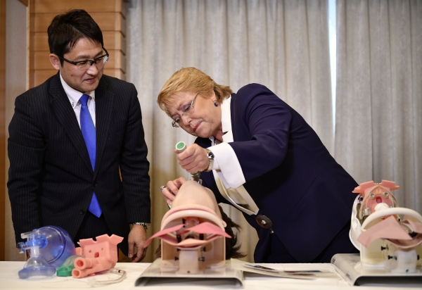 일본 의료기술 업체 방문한 칠레 대통령 (사진=EPA)