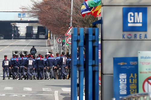 지난 9일 오후 인천시 부평구 한국GM 부평공장에서 오후 근무자 조합원들이 출근 선전전을 펼치고 있다.(사진-연합뉴스)