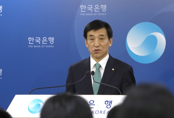 사진은 이주열 한국은행 총재가 지난 12일 오전 서울 중구 한국은행 기자실에서 통화정책 방향을 밝히는 모습