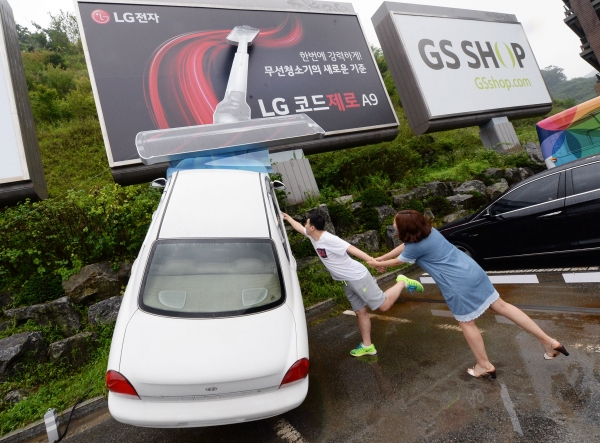 LG 코드제로 A9을 홍보하기 위해 주차장에 설치된 이색 옥외광고 (사진=LG전자)
