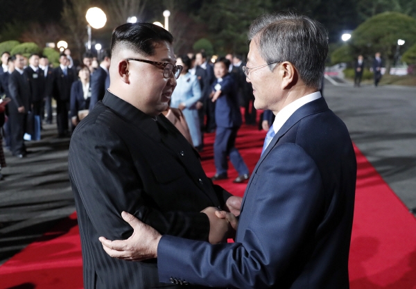 문재인 대통령과 김정은 북한 국무위원장이 27일 오후 판문점 평화의 집에서 환송공연이 끝난 뒤 헤어지고 있다.