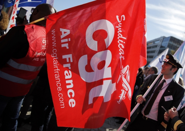 임금인상 요구 집회하는 에어프랑스 직원들 (사진=AP)