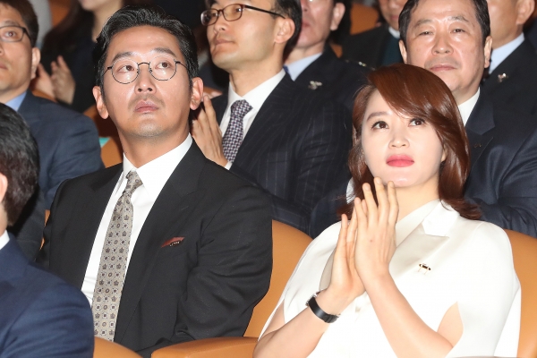 사진은 지난 3월 5일 서울 강남구 코엑스에서 열린 제52회 납세자의 날 기념식에 배우 하정우와 김혜수가 참석한 모습