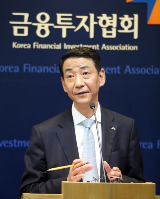 취임 100일을 맞은 권용원 금융투자협회장, 14일 기자간담회에서 그는 "한국판 잡스법 도입을 검토해 금융당국에 건의할 것"이라고 밝혔다.