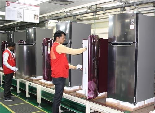 LG전자 인도 냉장고 생산라인에서 법인 직원들이 냉장고를 생산하고 있다. (사진=LG전자)