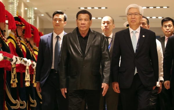 로드리고 두테르테 필리핀 대통령(왼쪽 두번째)이 3일 오전 인천국제공항을 통해 입국하고 있다.