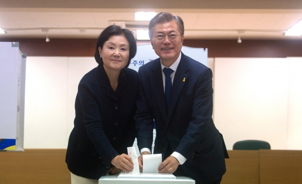 사진은 지난해 대선 당시 투표하는 문재인 대통령과 부인 김정숙 여사