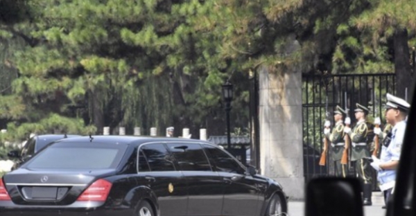 19일 베이징에서 김정은 북한 국무위원장이 탑승한 것으로 보이는 차량이 중국 국빈관인 조어대로 향하고 있다.(사진=로이터, 연합뉴스)