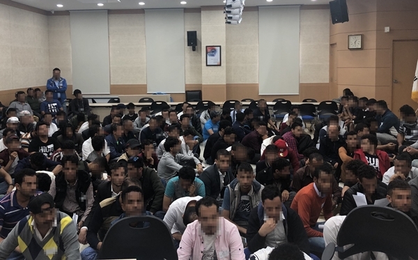 최근 제주도에 2015년에 발발한 예멘내전으로 549명의 난민들이 말레이시아를 경유해 제주에 입국했다. 이들 가운데 현재 일부 귀국하거나 타 지역으로 출도한 인원을 제외한 486명의 예멘난민이 제주에서 난민 신청을 위해 체류하고 있다.