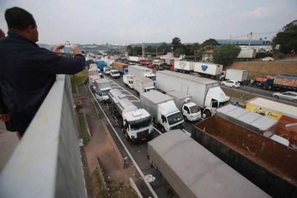 지난 5월 말 트럭운전사 파업 당시 고속도로가 극심한 정체를 빚는 모습 (사진=브라질 일간지 에스타두 지 상파울루)