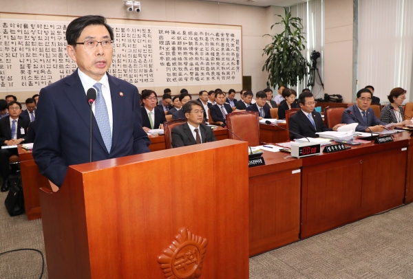 박상기 법무부 장관이 지난 19일 오전 국회에서 열린 법제사법위원회 전체회의에 참석해 업무보고 하고 있다.