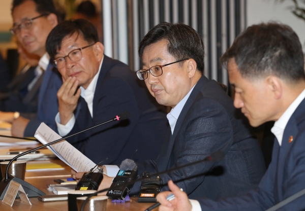 김동연 부총리 겸 기획재정부 장관이 2일 오전 혁신성장 관계장관회의에서 발언하고 있다.