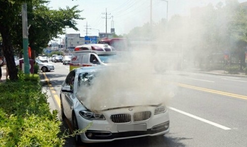 지난 4일 목포시 옥암동 한 대형마트 인근 도로에서 주행 중인 2014년식 BMW 520d 승용차에 연기가 나고 있다. (사진=전남 목포소방서)