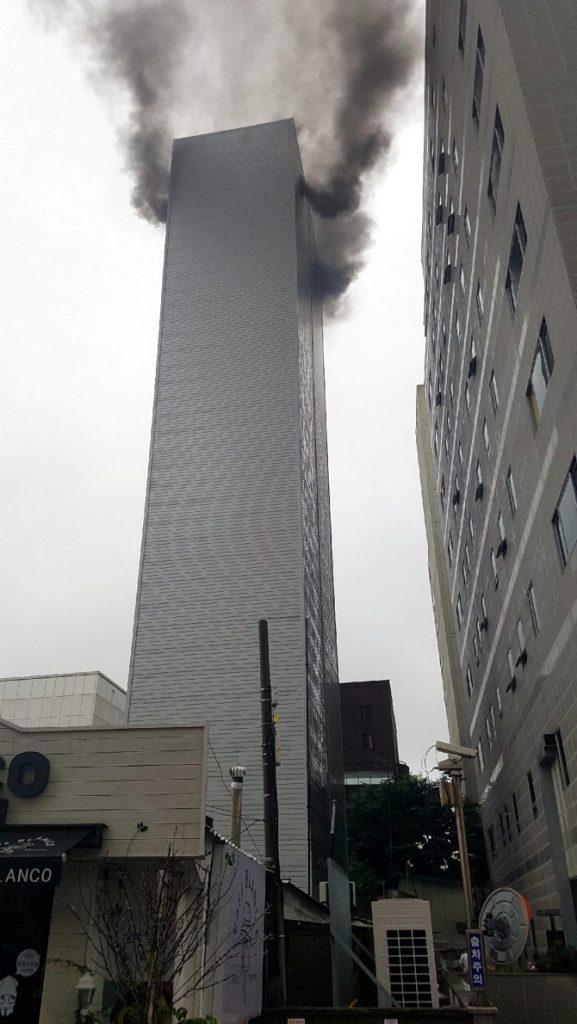 지난 6일 오전 10시 37분께 강원 강릉시 임당동의 한 25층짜리 주차타워에서 24층에 있던 차량에 불이 나 검은 연기가 치솟고 있다.(사진-자동차커뮤니티 보배드림 출처)