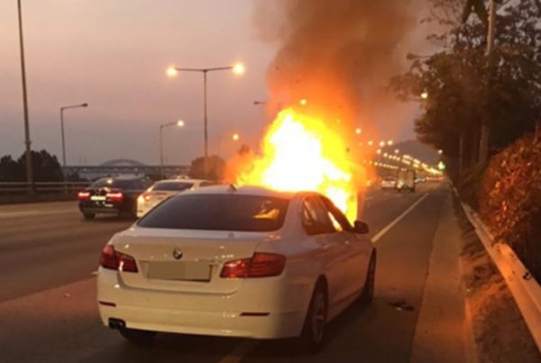 본닛이 불타고 있는 BMW 520d