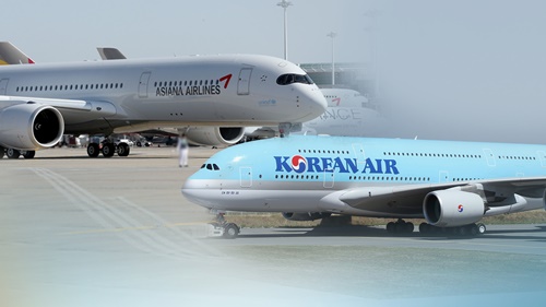 최근 ‘갑질 논란’ 을 일으킨 아시아나항공(위쪽)과 대한항공의 항공기(사진-연합뉴스)