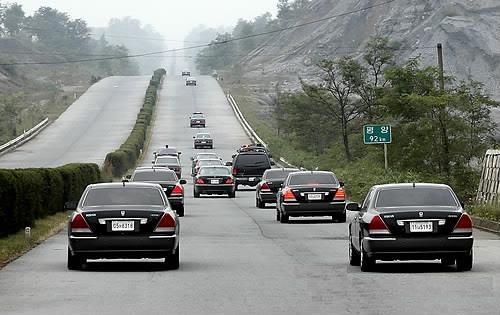 사진은 지난 2007년 10월 2일 남북정상회담을 위해 방북한 노무현 전 대통령의 차량이 개성∼평양 간 고속도로를 달리고 있는 모습.