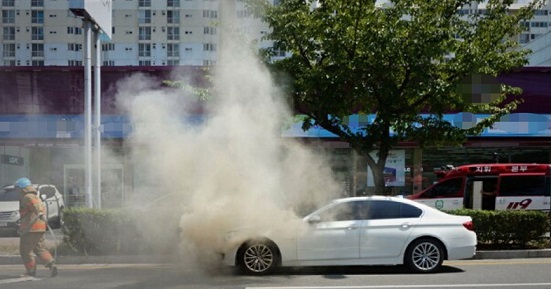 최근 달리던 차량에서 화재 발생이 잇따르자 국회 차원에서 대책 마련이 분주해졌다. 사진은 BMW 520d에 화재가 난 모습 (사진-연합뉴스)