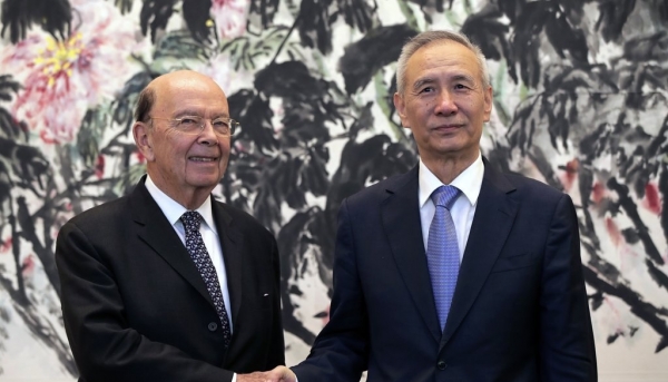 사진은 지난 6월 3일 제3차 무역협상을 위해 중국을 방문한 윌버 로스 미국 상무부 장관(왼쪽)과 류허 중국 국무원 부총리