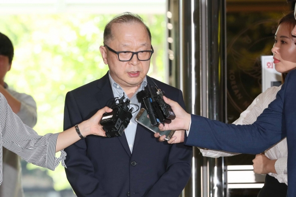 이재환 CJ파워캐스트 대표가 17일 오전 서울 서대문구 경찰청에 회삿돈을 유용해 개인적으로 쓴 혐의로 조사를 받기 위해 출석하고 있다.