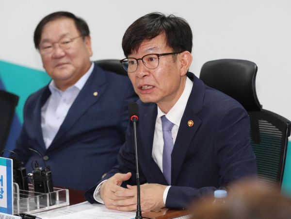 21일 오전 국회 의원회관에서 열린 공정거래법 전면개정 당정협의에서 김상조 공정거래위원장이 발언하고 있다.