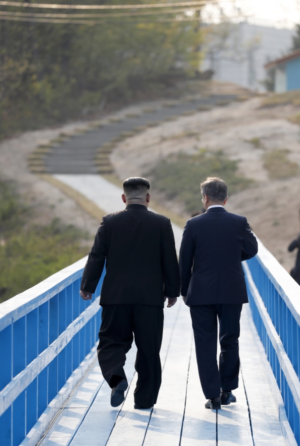 문재인 대통령과 북한 김정은 국무위원장이 27일 오후 판문점 도보다리에서 산책하며 대화하고 있다.