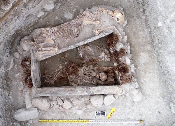 몽골 파지릭 고분에서 나온 인골(아래쪽)과 순장한 말뼈 (사진=국립문화재연구소)