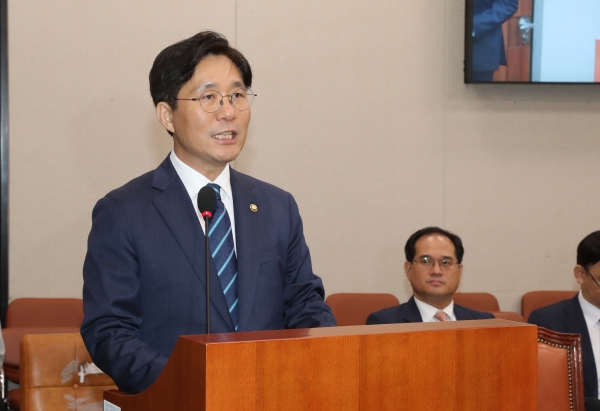 성윤모 산업통상자원부장관 후보자가 19일 오전 국회에서 열린 인사청문회에서 인사말을 하고 있다.