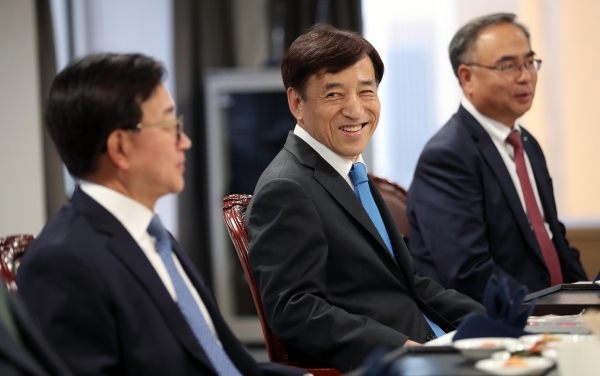 이주열 한은 총재가 4일 한국은행 경제동향 간담회 참석자들과 대화하고 있다.