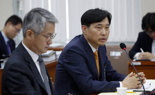지난해 국회정무위원회 국정감사에서 질의를 받고 있는 이병래 한국예탁결제원 사장(오른쪽)