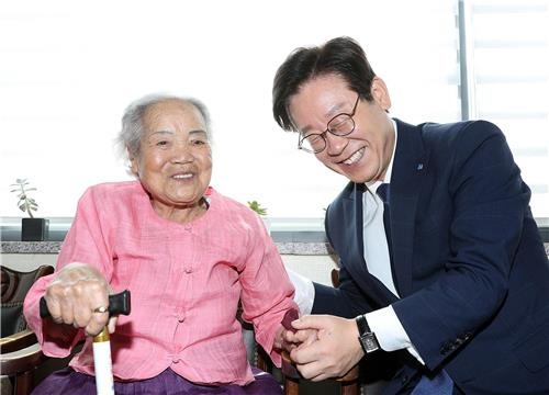 위안부 피해 할머니와 이야기를 하고 있는 이재명(오른쪽) 경기지사 (사진=경기도청)