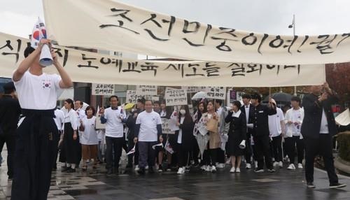 지난달 27일 오후 광주 동구 5·18민주광장에서 열린 광주학생독립운동 만세 재연행사에서 도보 행진을 하고 있다 .