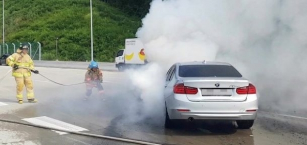 지난 8월 9일 경기도 의왕시 제2경인고속도로 안양방향 안양과천TG 인근을 지나던 BMW 320d에서 불이 나 출동한 소방관에 의해 15분 만에 꺼졌다.