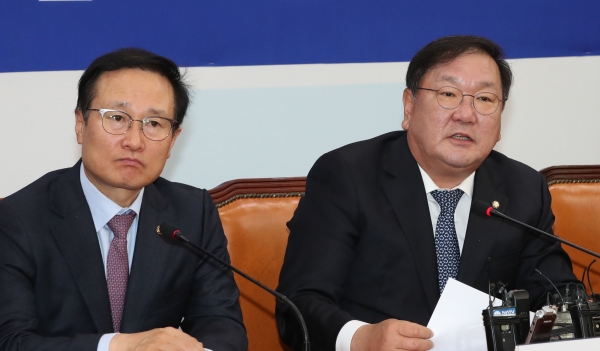 더불어민주당 김태년 정책위의장(오른쪽)이 13일 오전 국회에서 열린 원내대책회의에서 발언하고 있다.