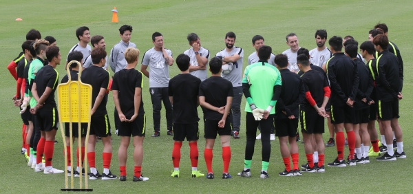 한국축구대표팀 벤투 감독이 18일 호주 브리즈번 페리 공원에서 회복훈련 전 선수들과 대화하고 있다.