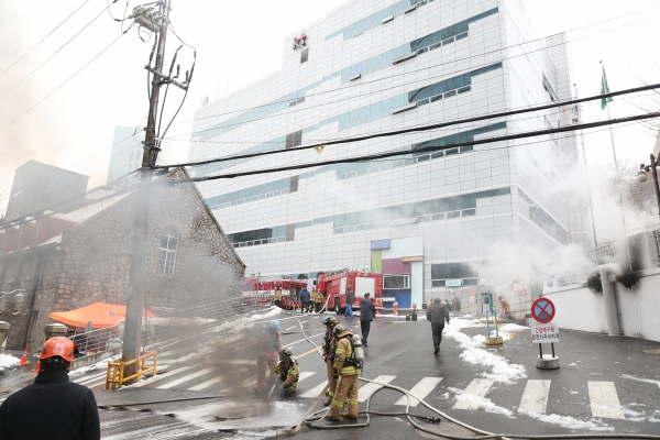 24일 오전 지하 통신구에서 화재가 발생한 서대문구 충정로의 KT 아현빌딩 앞에서 소방대원들이 화재진압 작업을 벌이고 있다.(사진-연합뉴스)
