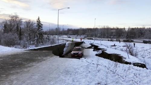 미 알래스카 지진에 갈라진 도로