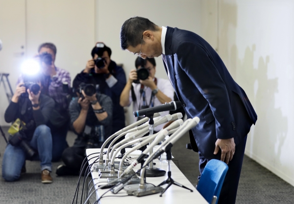 지난해 10월 닛산의 요코하마 본사에서 사이카와 히로토 사장이 이번 사안 관련 기자회견에서 무자격자 검사 문제에 대해 고개숙여 사과하는 모습